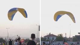 Galatasaray bayraklı paraşütüyle Fenerbahçelilerin içine daldı 