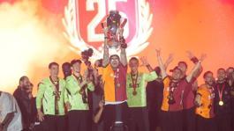 Şampiyon Galatasaray, Süper Lig kupasını Yenikapıda kaldırdı