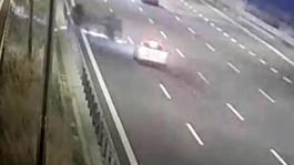 Küçük çocuk, takla atan araçtan yola fırladı: 5 yaralı