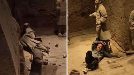 Turist, güvenlik bariyerlerini aşıp 2.000 yıllık heykellere zarar verdi