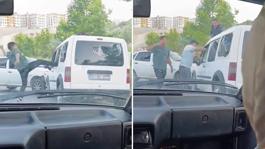 Kaza yapınca çileden çıktı, aracın camını tekmeyle kırdı