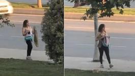 İstanbulda gündüz vakti fuhuş pazarlığı! Kimseye aldırış etmeden iç çamaşırını gösterdi