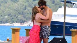 Plajda aşk rüzgarı! Hayal Köseoğlu sevgilisiyle romantik anlar yaşadı