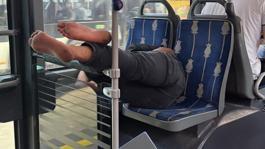 Metrobüste pes dedirten görüntü