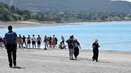 Salda Gölünde 17 yaşındaki genç, boğulma tehlikesi geçirdi