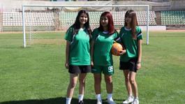 3 kız sporcu Futbol erkek işi diyenlere cevabı sahada verdiler