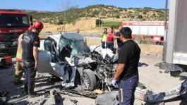 Otomobil, park halindeki tıra çarptı: Baba ve üç çocuğu hayatını kaybetti