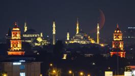 İstanbulda hilal camileri süsledi