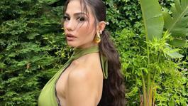 Demet Özdemir havuzda güneş banyosu yaptı