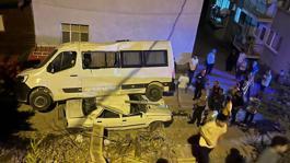 Adanada park halindeki minibüs, otomobilin üzerine düştü