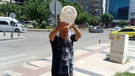 Hava sıcaklığının 45 dereceyi bulduğu kentte vatandaşlar böyle serinledi
