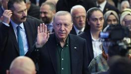 AK Partinin yeni şarkısı ilk kez çalındı: Dünya bizi bekler