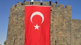 Diyarbakır surlarına Türk bayrakları asıldı