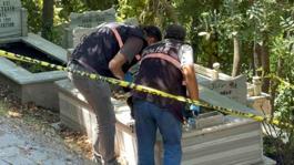 Mezarda bal mumundan yapılmış bebek ve bebeğe sarılı muska bulundu