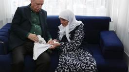 Cumhurbaşkanı Erdoğan, 15 Temmuzda 3 yakını şehit olan Muzaffer Gülşeni evinde ziyaret etti