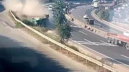 5 kişinin öldüğü feci kaza kamerada! Yolda giden otomobilin üstüne dorse düştü