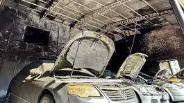 Oto galeri kundakladı: 5 otomobil hasar gördü