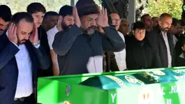 Baba, kazada ölen oğlunun cenaze namazını kıldırdı