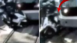 Beyoğlunda tramvayın motosiklete çarpma anı kamerada