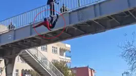 Kameralar kayıttaydı! Herkesin gözü önünde kendini aşağıya bıraktı
