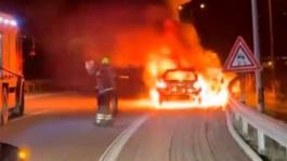 Seyir halindeki otomobil alev topuna döndü: Aracının yanışını çaresizce izledi