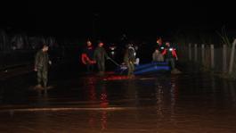 Antalya Kumlucada sağanak yağış tarım arazilerini sular altında bıraktı, araçta mahsur kalan sürücü botla kurtarıldı
