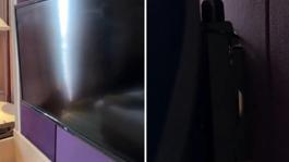 Otel odasında, televizyonun arkasına bakan adam, hayatının şokunu yaşadı