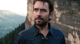 Oyuncu Ulaş Tuna Astepe anne ve babasız büyüdüğünü duygulanarak anlattı