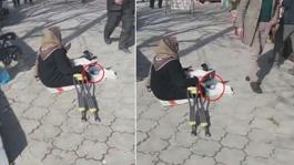 Dilencinin önündekini gören küçük dilini yuttu: Vergi mükellefidir yani