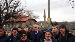 50 metre mesafedeki camiye gitmek için 5 kilometre yol yürüyorlar