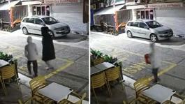 Yanındaki çocuğa dükkanın önündeki paspas ve kovayı çaldırdı; o anlar kamerada