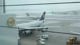 Münihte havacılık skandalı: 500 yolcu uçaklarda rehin kaldı