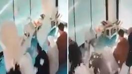 Camide cemaatin üzerine asma tavan parçaları düştü