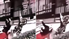 Kamyonet ve otomobile çarpıp takla atan motosikletin sürücüsü yaralandı