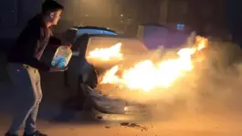 Alev alev yanan araca antifriz döküp söndürmeye çalıştı