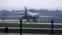 Savaş büyüyor! Avrupa ülkesi kapıları açtı, ölüm makinesi üsse indi