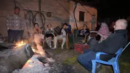 Denizlide 5.1 büyüklüğündeki depremin ardından yaşanan artçılardan korkan vatandaşlar dışarıda sabahladı