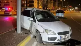 Cam ve plastik parçalarıyla dolan yolu kırılan ağaçla temizledi