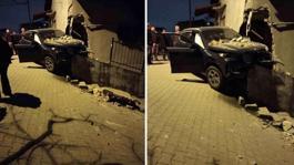 Kontrolden çıkan otomobil, yıktığı istinat duvarında asılı kaldı