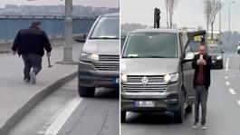 Motokuryenin üzerine çekiçle yürüyen minibüs şoförü kaydedildiğini görünce çark etti