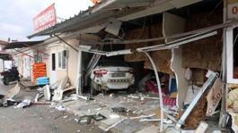 Akıl almaz kaza! Otomobil 3 iş yerlerinin içinden geçti