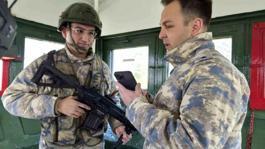 Telefondan annesiyle bayramlaşan Mehmetçikin duygu dolu anları