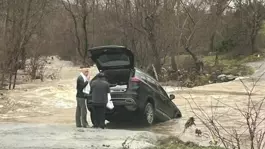 Çanakkalede sağanak etkili oldu; 1 köy yolu kapandı, 1 otomobil suya kapıldı