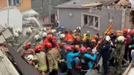 İstanbul Valiliği: Fatihte göçük altında kalan 11 vatandaşımızdan biri hayatını kaybetti