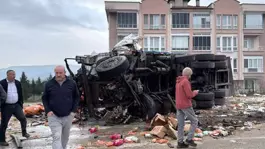 Fren sisteminde arıza olduğu iddia edilen kamyon, 4 araca çarptı: 19 yaralı