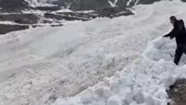 Hakkaride çığ düşme anı görüntülendi