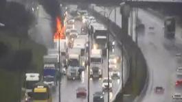 TEM Otoyolunda tır yandı, trafikte yoğunluk oluştu