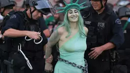 ABD polisi, Özgürlük Heykeli kılığına giren protestocuyu gözaltına aldı