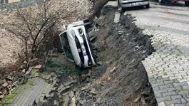 Üsküdarda yol çöktü, otomobil çukura düştü