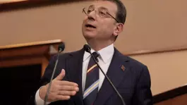 İmamoğluna mahkemede gizlice verilen not, duruşma salonunda unutuldu